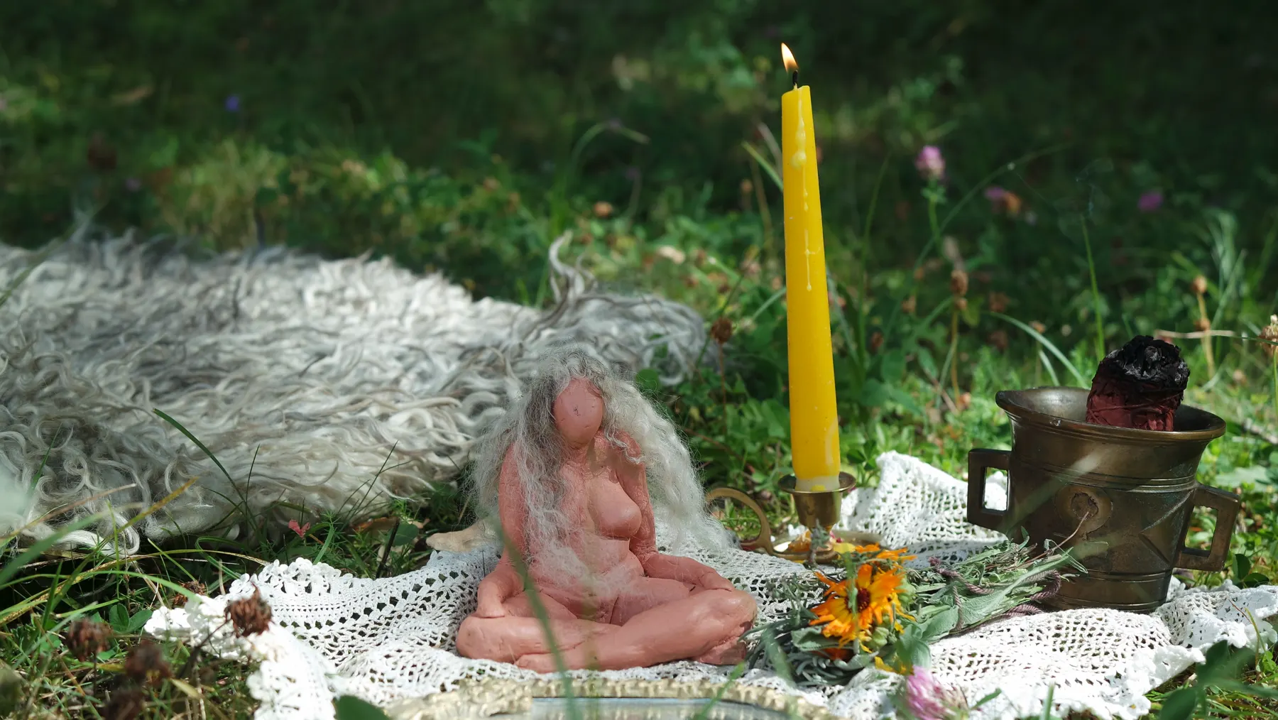 Ritualföremål och en gudinnefigur i naturen